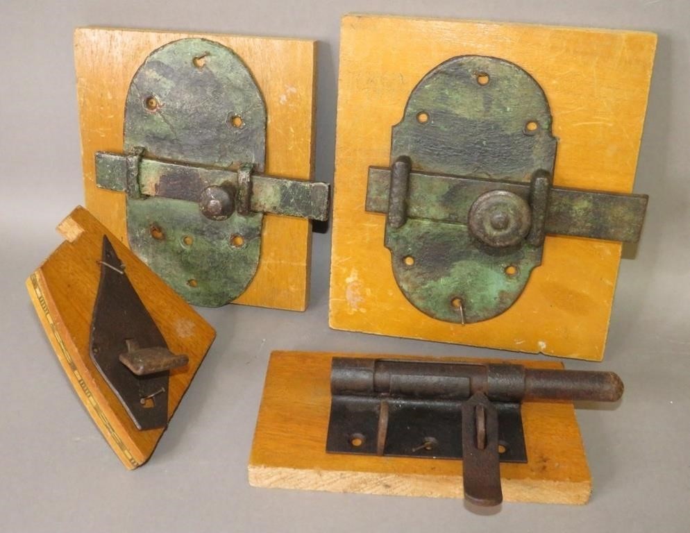 4 PIECES OF DOOR HARDWAREca.