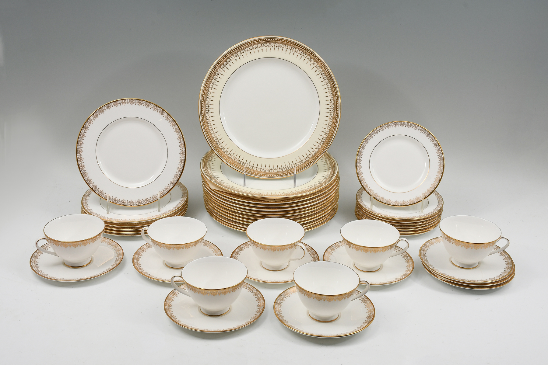 41 PC. ROYAL DOULTON ''GOLD