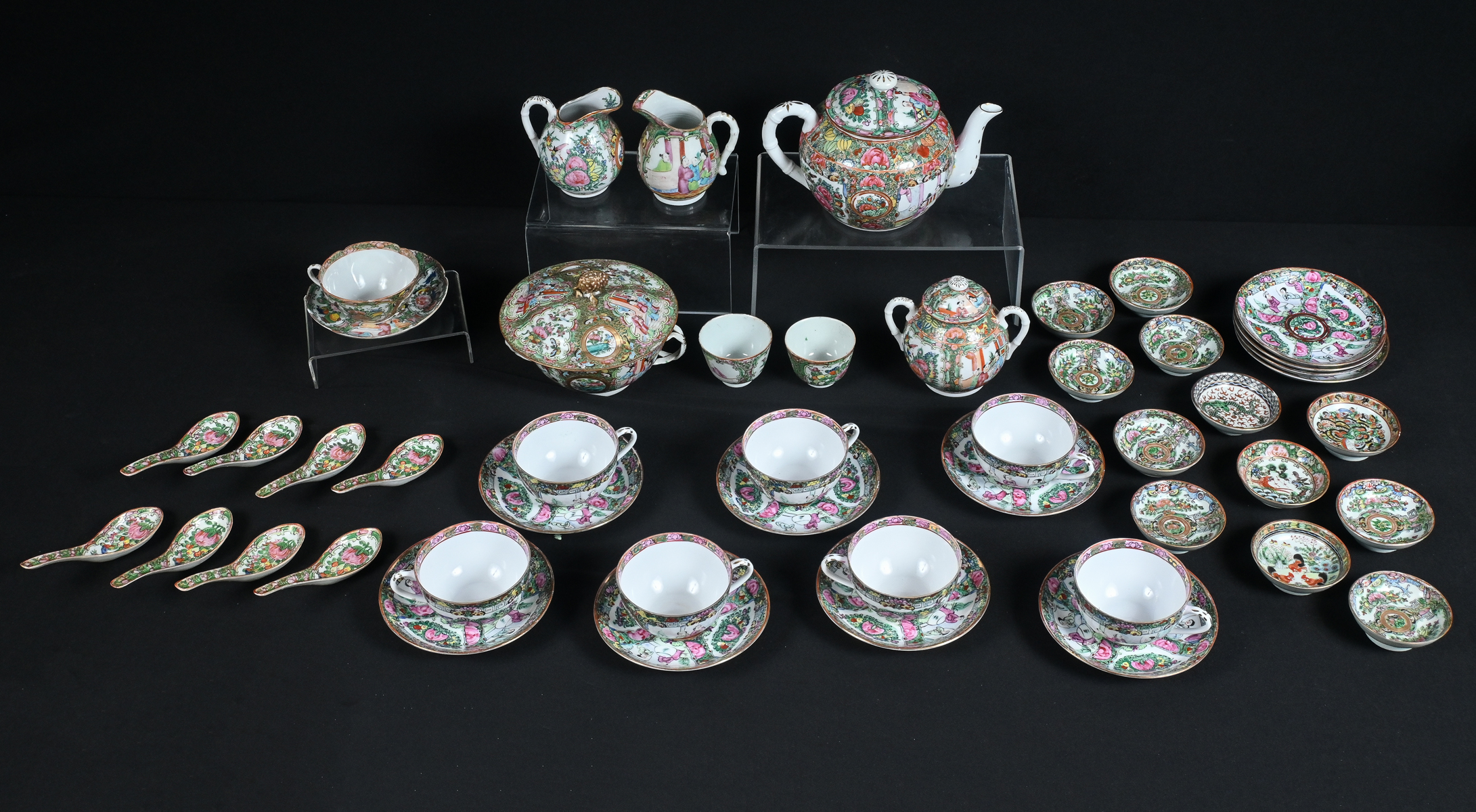 47 PC. CHINESE ROSE MEDALLION