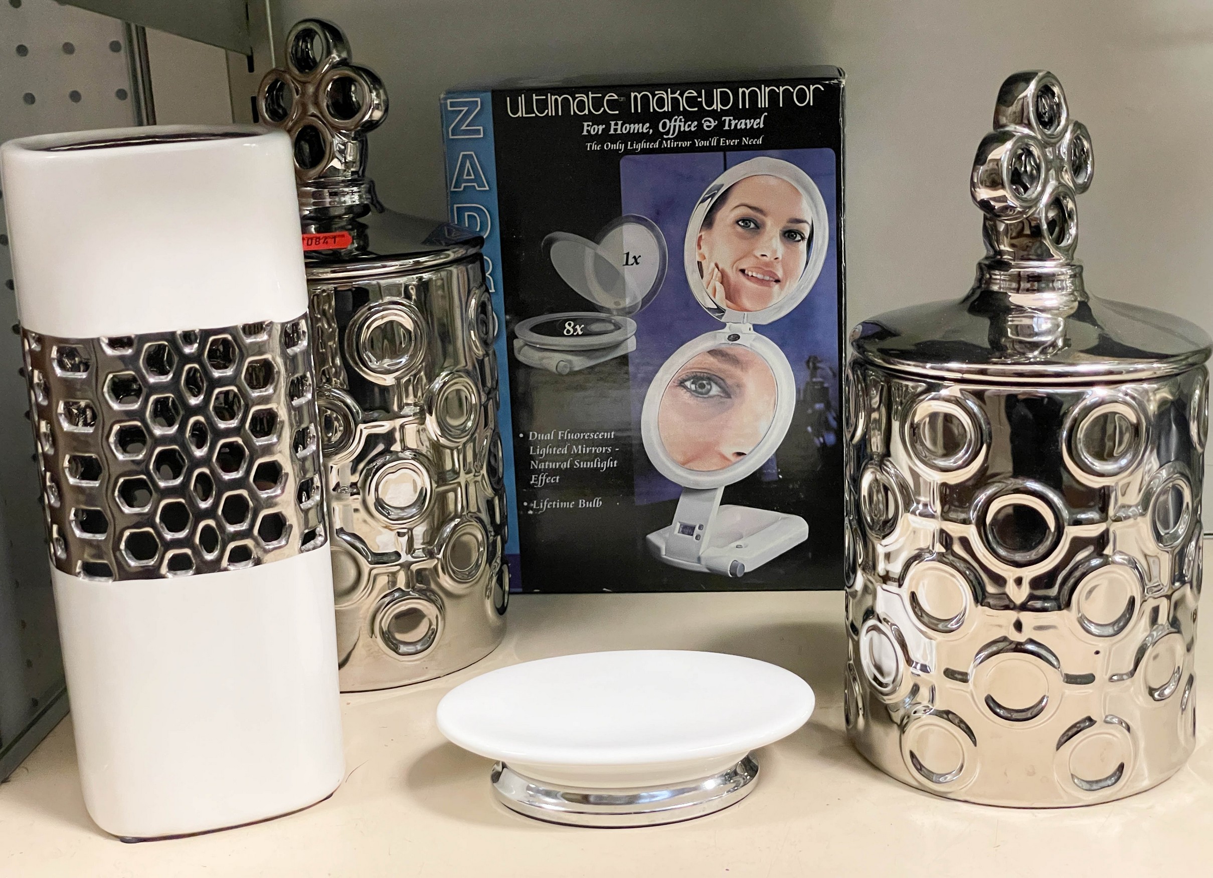 (5) Bathroom items, c/o pair of