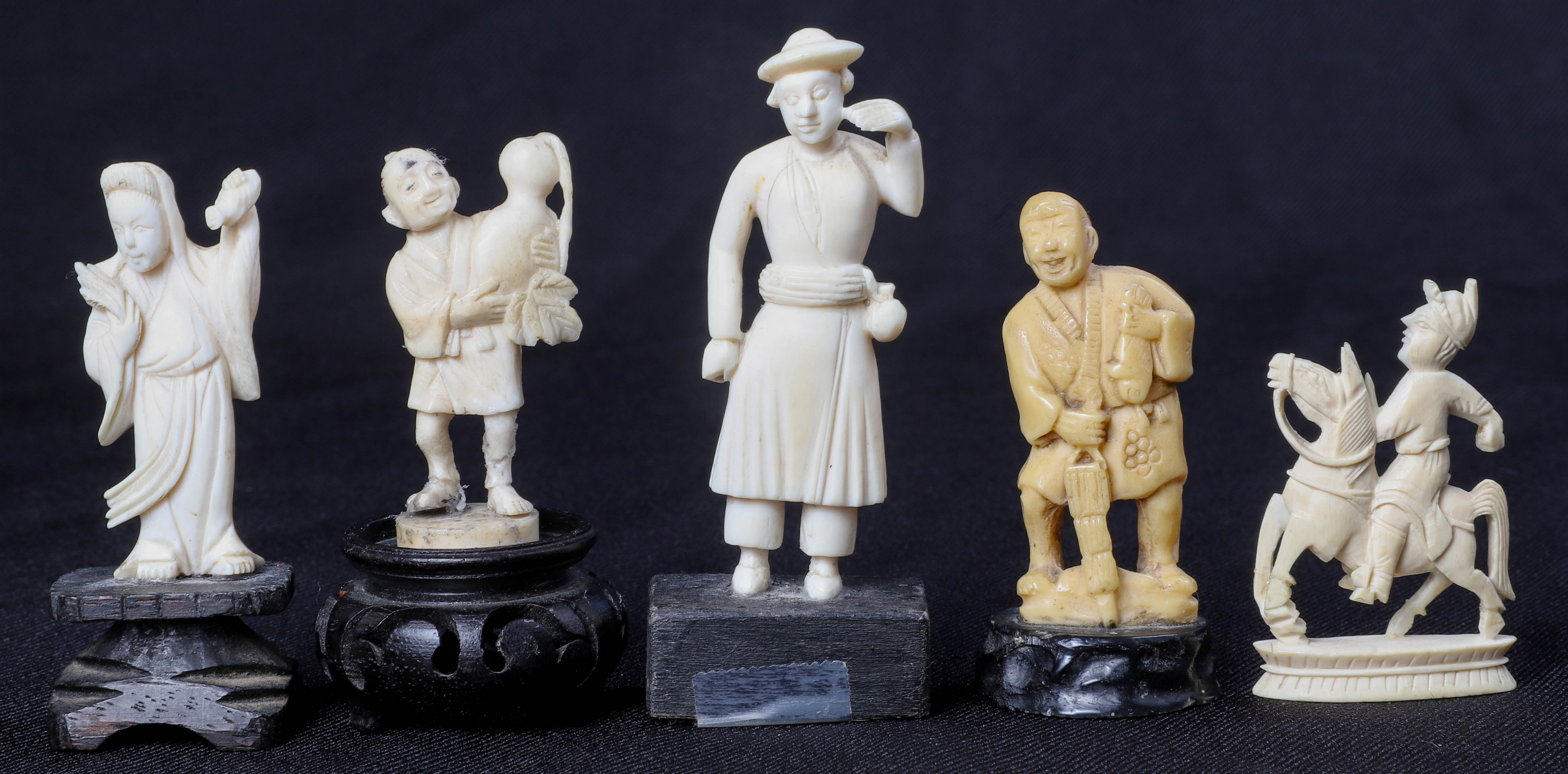 (5) Carved ivories including
