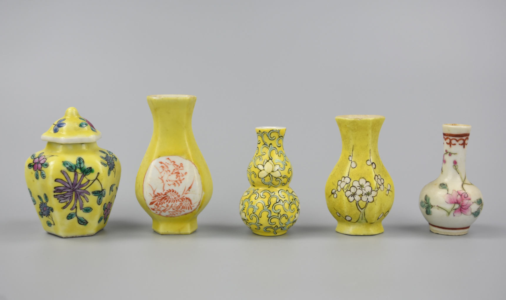 5 CHINESE MINI YELLOW FAMILLE