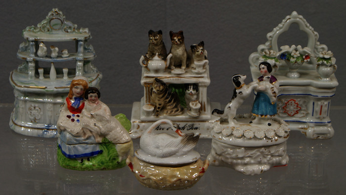 5 Continental porcelain boxes, with