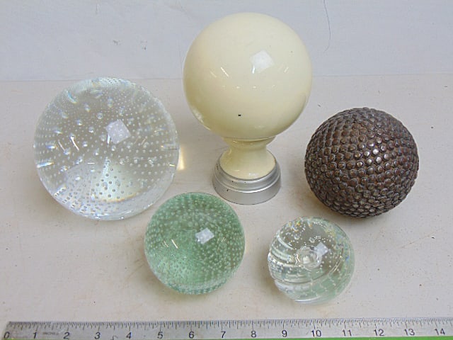 5 PAPERWEIGHTS, 3 CONTROLLED BUBBLE