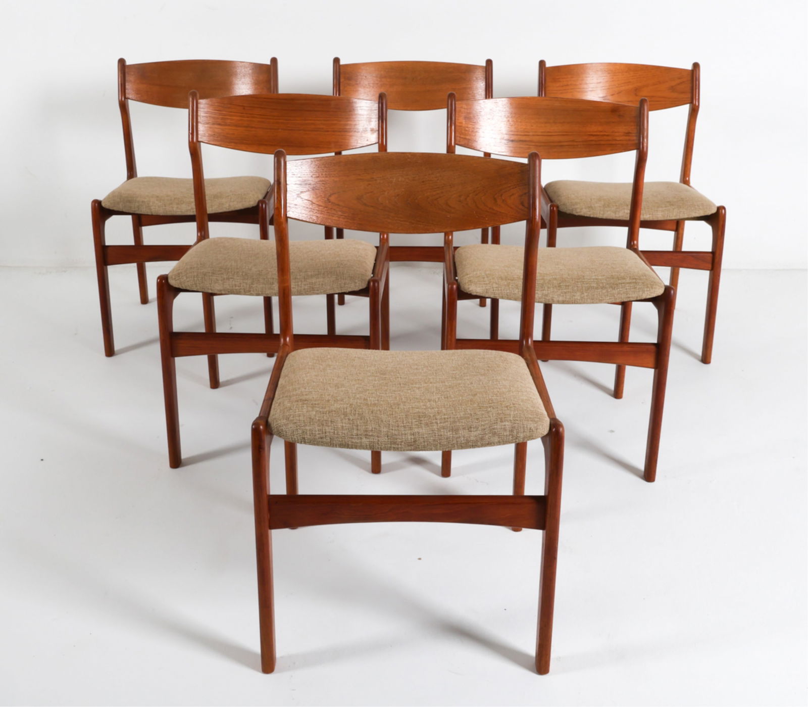 (6) ATTR. ERIK BUCH TEAK DINING