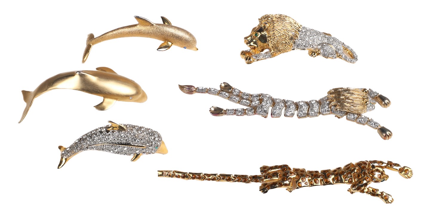 (6) Costume shoulder brooches to