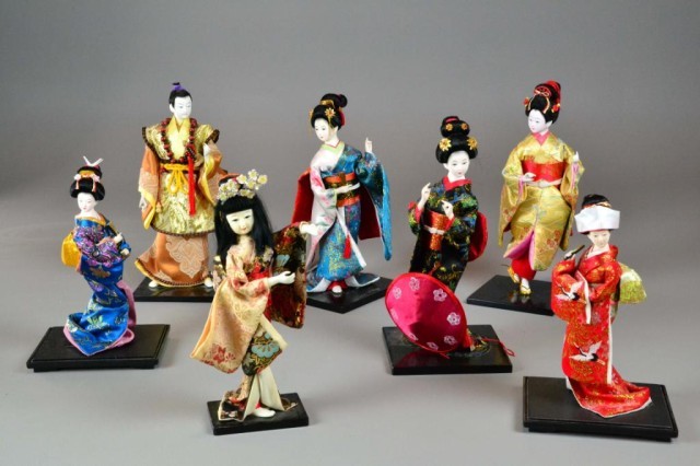 ( 7 ) JAPANESE PORCELAIN DOLLSTo