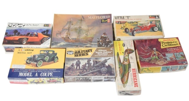 7 VINTAGE TOY MODEL KITS IN