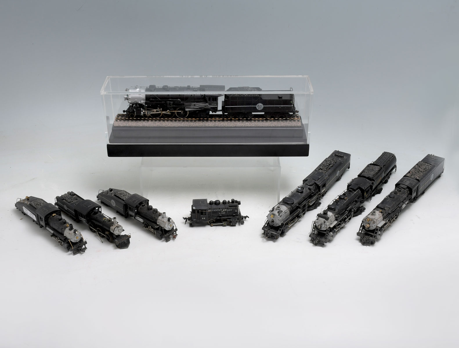 8 PC. HO SCALE TRAIN COLLECTION: