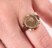 8K YG JFK MEMORIAM RING, SIZE