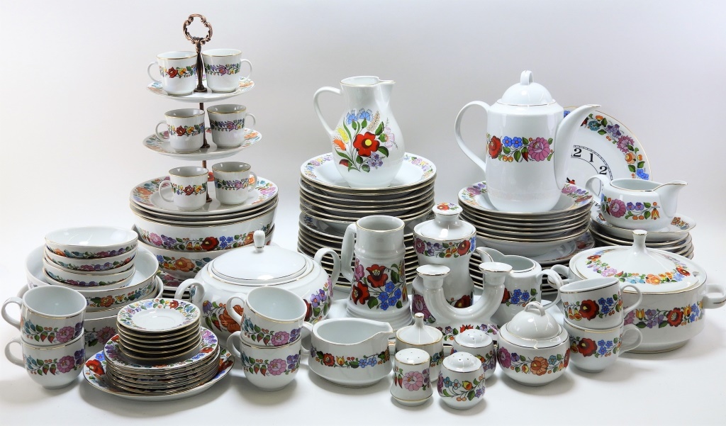 98PC KALOCSA HUNGARIAN DINNERWARE