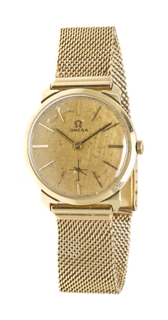 A 14 Karat Yellow Gold Mechanical