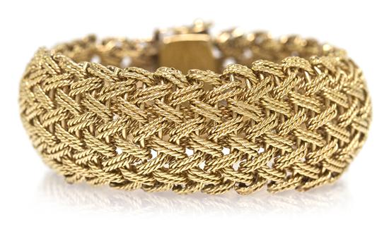 *A 14 Karat Yellow Gold Mesh
