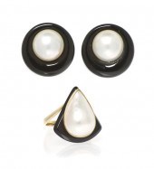 A 14 Karat Yellow Gold Mabe Pe