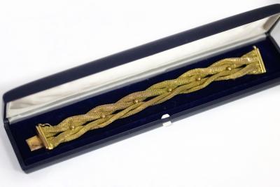 A 14ct yellow gold bracelet of four