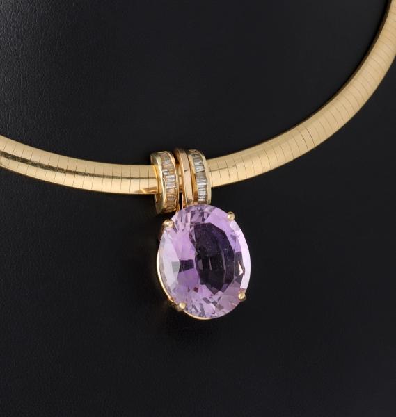 A 14K GOLD OMEGA CHOKER WITH