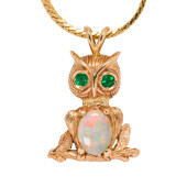 A 14K GOLD OWL PENDANT AND CHA