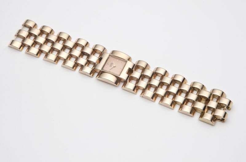 A 14K retro rose gold quartz