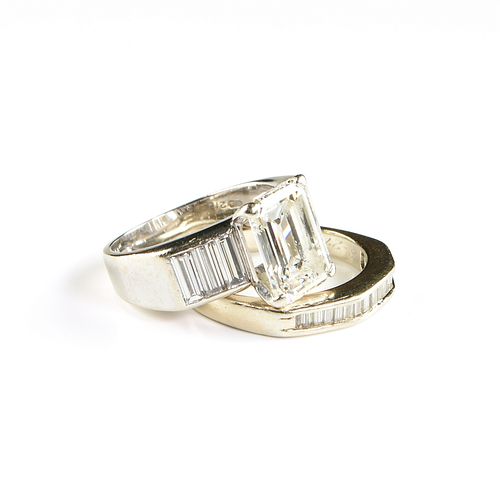 A 14K WHITE GOLD AND EMERALD CUT