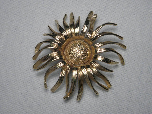 A 14kt yellow gold brooch / pin