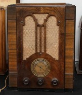 A 1930S ATWATER KENT WOOD CASE