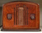 A 1930S PHILCO WOOD CASE TABLE
