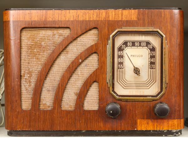 A 1930S PHILCO WOOD CASE TABLE
