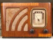 A 1930S PHILCO WOOD CASE TABLE