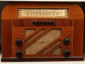 A 1930S PHILCO WOOD CASE TABLE