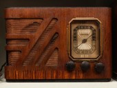 A 1930S PHILCO WOOD CASE TABLE