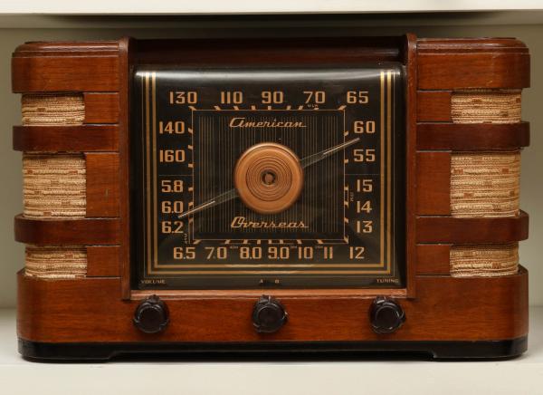 A 1940S CROSLEY WOOD CASE TABLE TOP