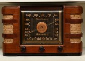 A 1940S CROSLEY WOOD CASE TABL