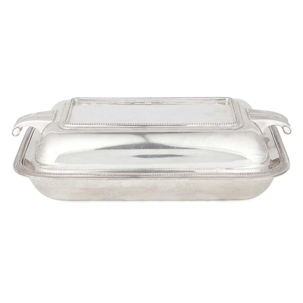 A 1940S TWIN-HANDLED ENTRéE DISH