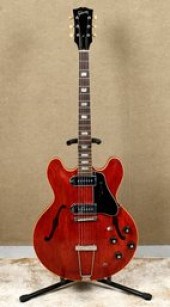 A 1968 Gibson ES-330 TDC guita
