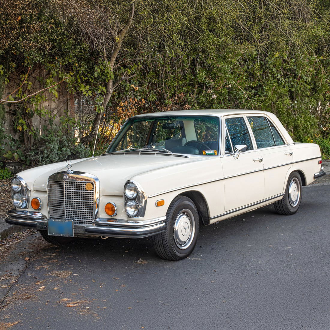 A 1973 MERCEDES BENZ 280 SE 4.5