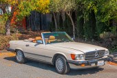 A 1987 MERCEDES BENZ 560 SL CO