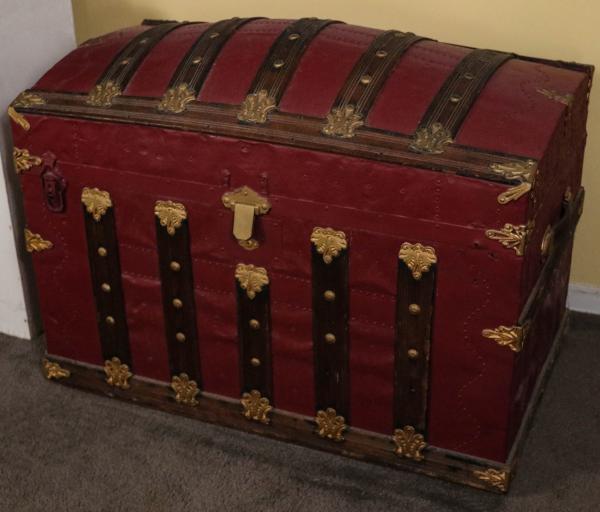A 19TH CENTURY 'HUMP BACK' TRAVEL