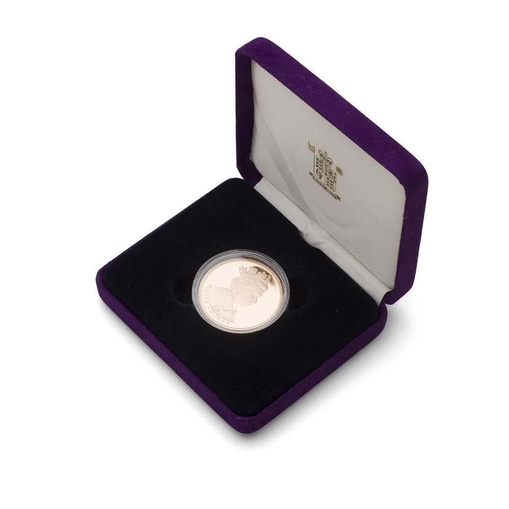 A 2002 CASED GOLDEN JUBILEE £5 GOLD