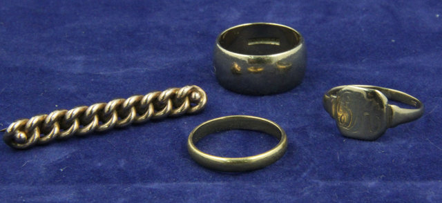 A 22ct gold wedding band ring