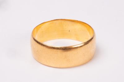 A 22ct gold wedding band, size O/P,