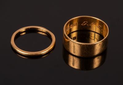A 22ct wedding band,