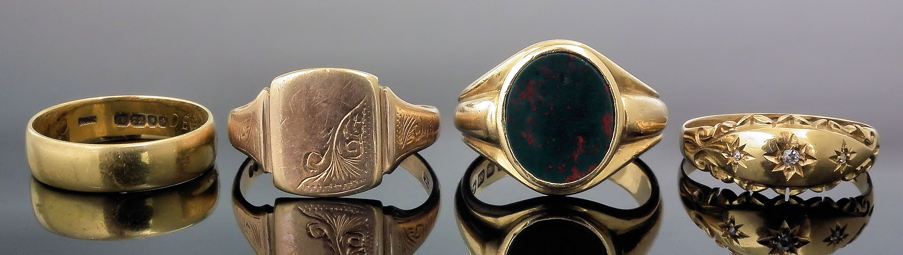 A 22ct wedding band (weight 4