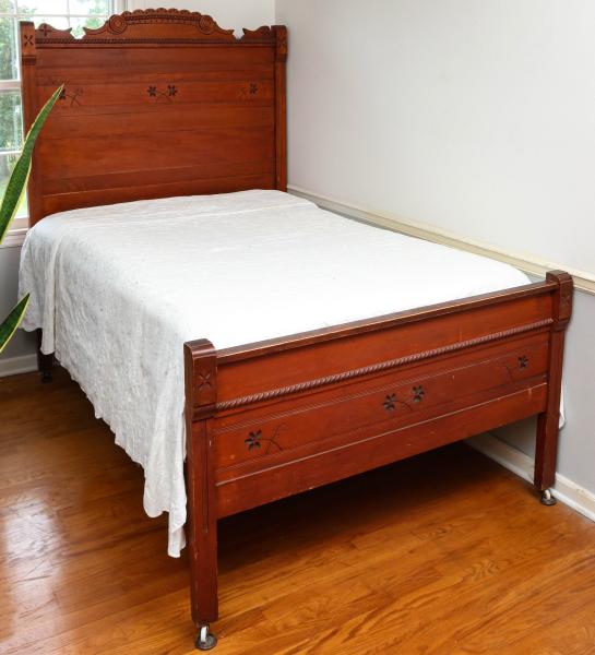 A 3/4 SIZE EASTLAKE STYLE BED