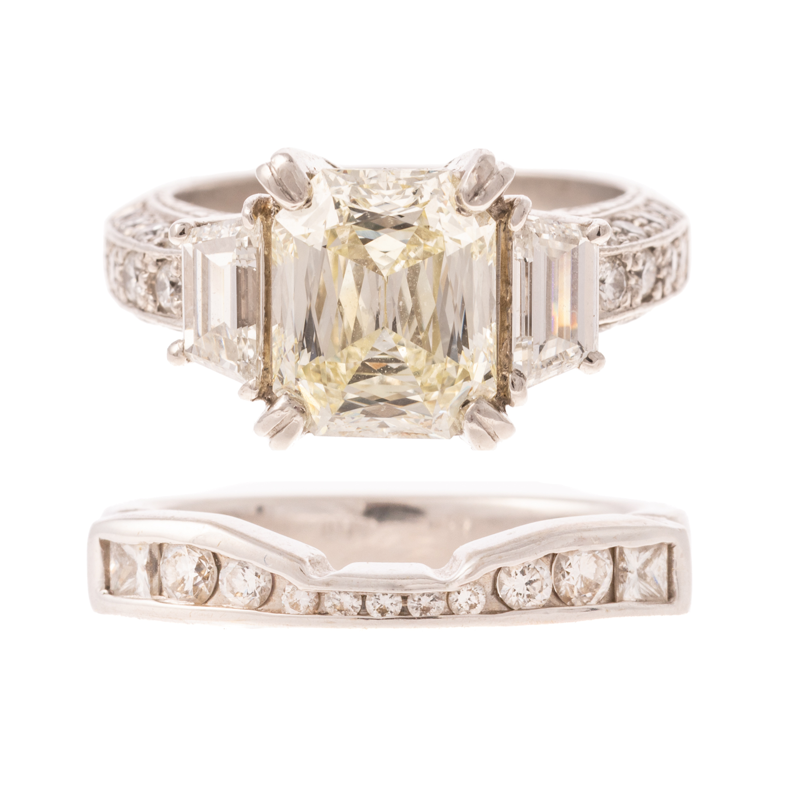 A 3.77 CT DIAMOND RING & BAND IN