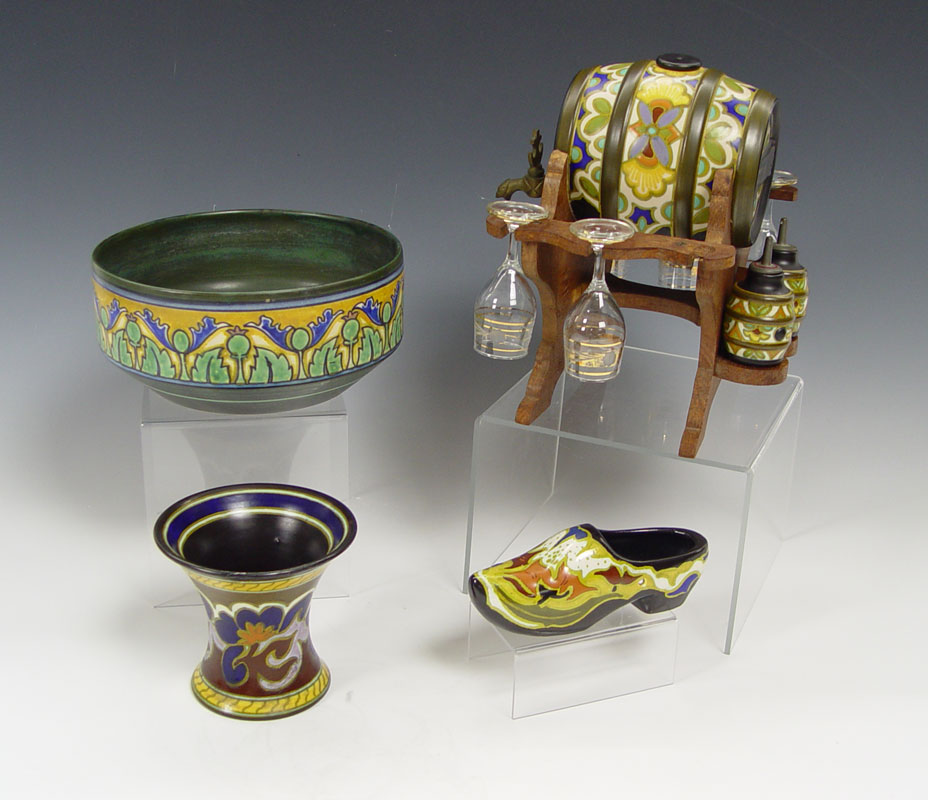A 5 PIECE GROUP OF GOUDA POTTERY: