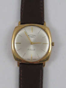 A 9 ct gold gent's cushion shaped