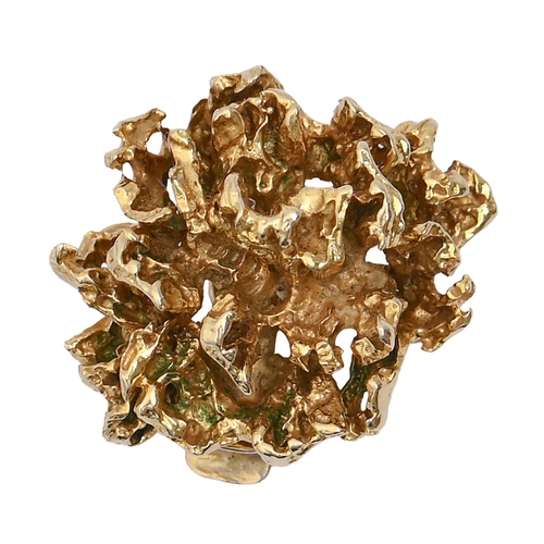 A 9ct gold abstract cast clasp,