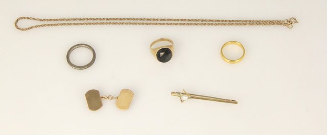 A 9ct gold and hardstone signet