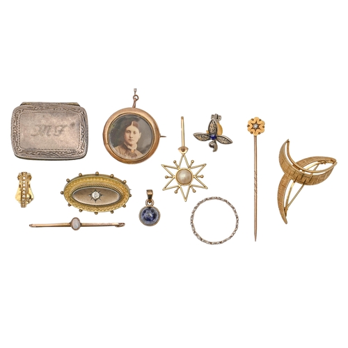 A 9ct gold brooch, 33mm, 3.9g, a
