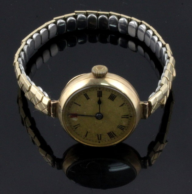 A 9ct gold cased wristwatch the